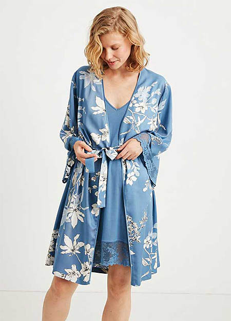 CATHERINE’S 1865 nightgown + robe
